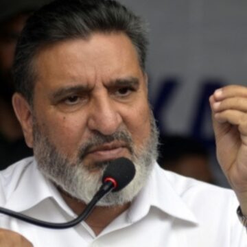 Centre stands behind those who represents aspiration of people of J&K: Bukhari