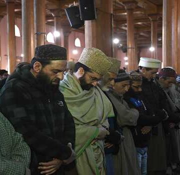 Mirwaiz allowed to offer Friday prayers at Jamia Masjid in Srinagar