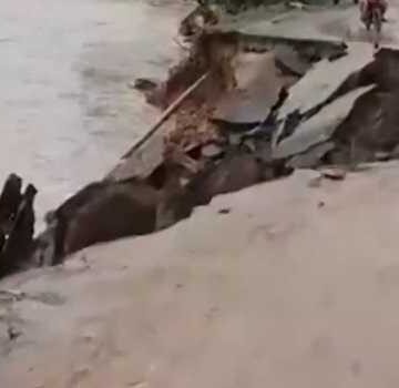 32 killed in floods, landslides in western Indonesia
