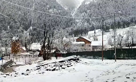 SNOW Kashmir parts receive fresh snowfall, rains lash plains