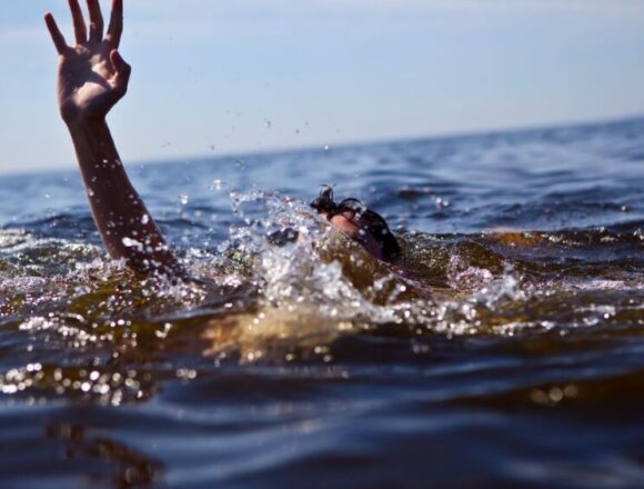 Girl jumps in Jhelum in Srinagar’s Rajbagh, rescued