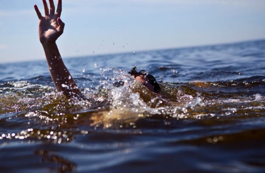 drowing Girl jumps in Jhelum in Srinagar’s Rajbagh, rescued