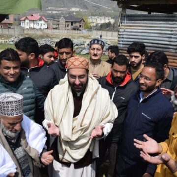 Mirwaiz emphasises the need to ensure women’s access to mosques