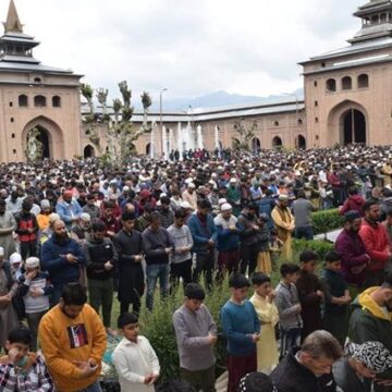 First Friday of Ramadhan: Hundreds of devotees throng Jamia Masjid, Hazratbal shrine