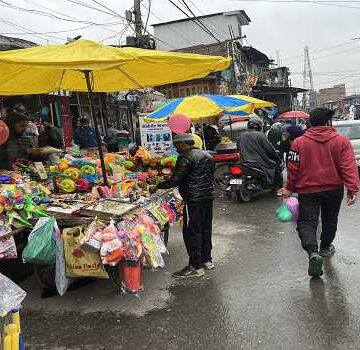 Heavy downpour drenches Kashmir, affects normal life