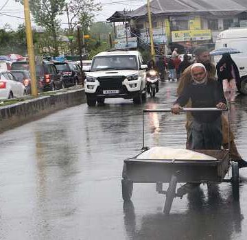 Rain lash plains, snowfall on higher reaches of Kashmir