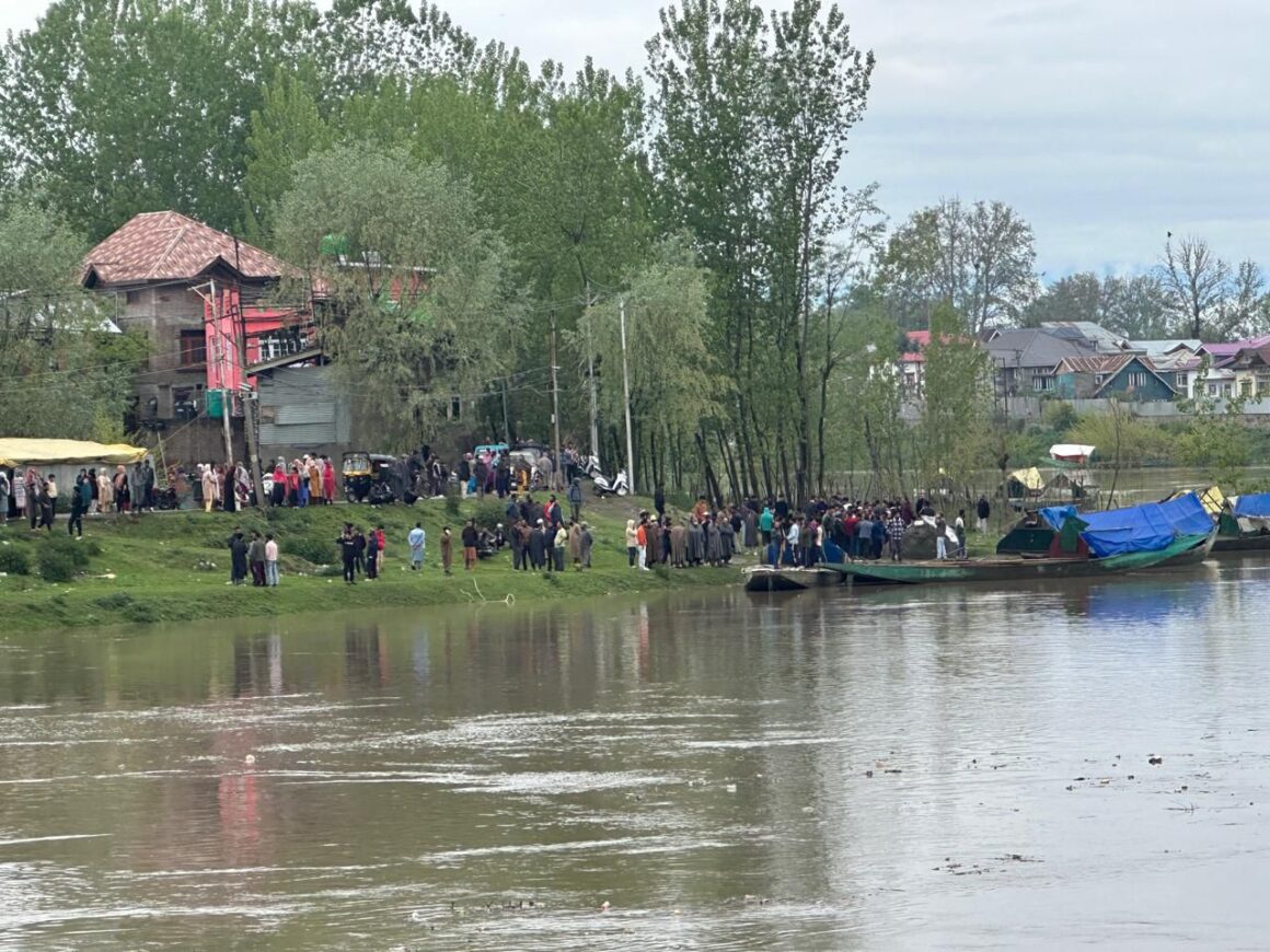 Boat carrying minors capsizes in river Jhelum in Sgr, locals Demand swift rescue operation