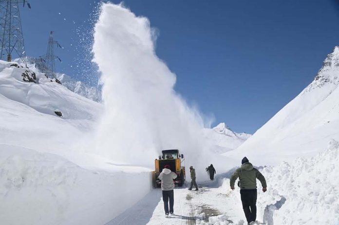 BRO-2-696x463 BRO Battles To Restore Strategic Srinagar-Leh Connectivity Via Zojila Pass