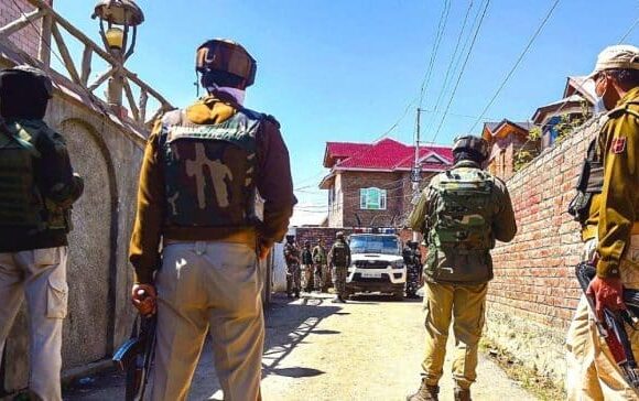 Police raid house of former hurriyat member in Shopian