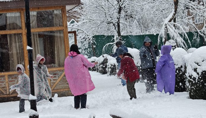 snow Kashmir Valley Receives Fresh Snowfall On Saturday