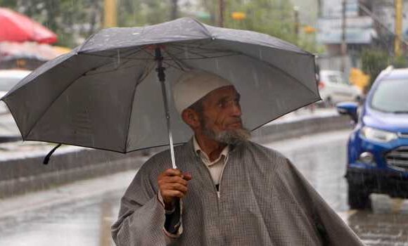 Heavy rains lash Kashmir, key roads closed