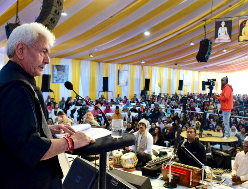 Lieutenant Governor Shri Manoj Sinha attended the inaugural ceremony of Ram Katha, at Srinagar, by Pujya Morari Bapu. (4) Ram Katha Returns to Kashmir After Decades, LG Sinha Joins Morari Bapu at Dal Lake