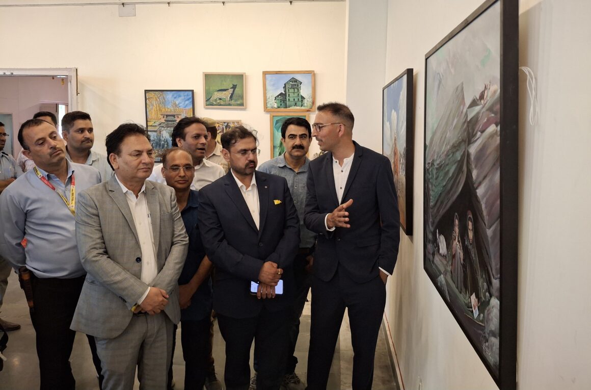 Satish Sharma inaugurates 3 day painting exhibition at Kala Kendra