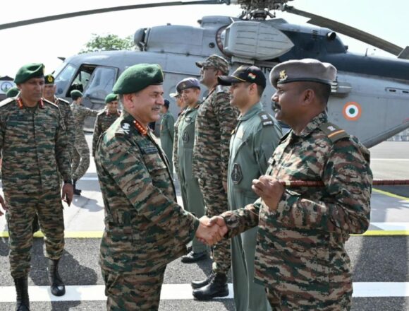 army-chief-4-1024x699 Army Chief Visits White Knight Corps, Reviews Operational Readiness Of Troops