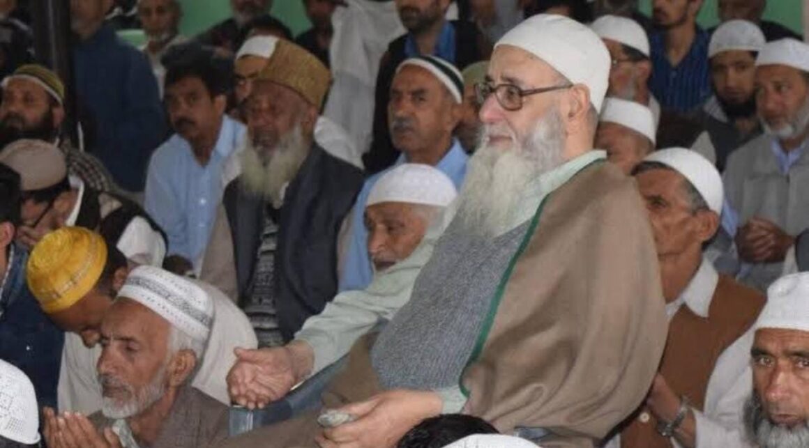 Prominent cleric Maulana Mubarak Mubarki passes away