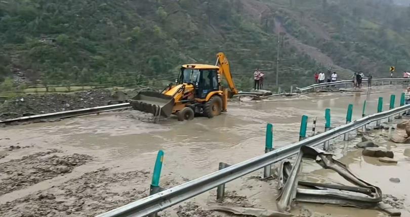 638888226697332407_Ramban-Mudslides Jammu–Srinagar Highway Shut After Ramban Flood, Landslide