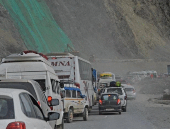 638888391777813916_image_(7) Traffic Partially Restored on Jammu-Srinagar Highway