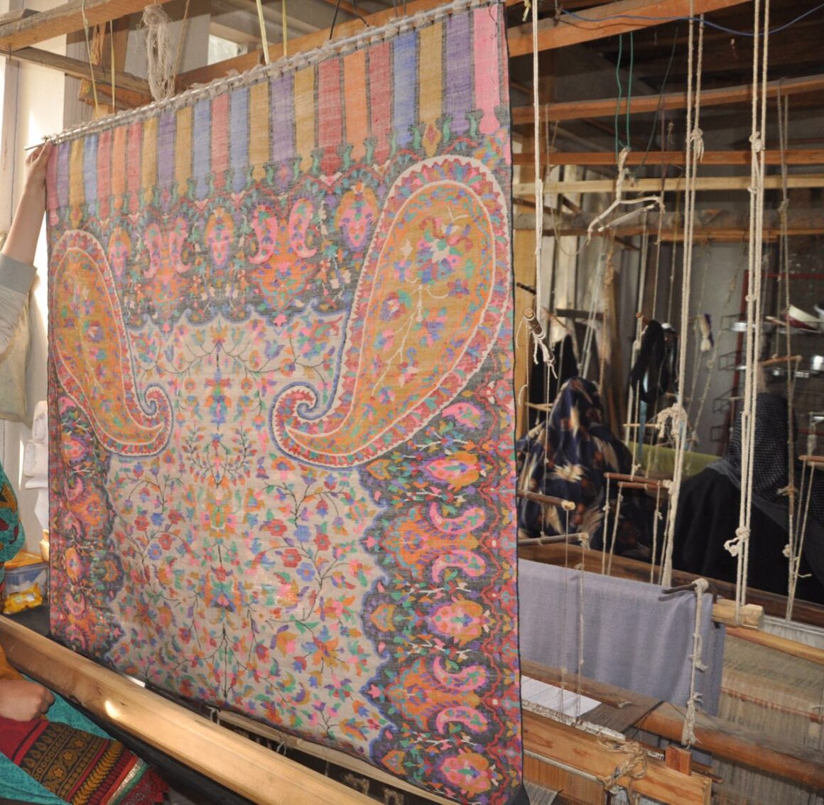 Srinagar weaver selected for National Handloom Award 2024