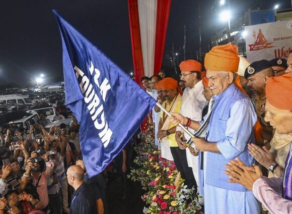 LG-MANOJ-SINHA-AMARNATH-696x424 Amarnath Yatra: Over 5500 pilgrims leave Jammu-based camp as LG Sinha flags off first batch