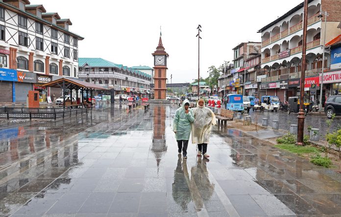 Rain-sgr-5-696x443 Rain Brings Relief From Heat Conditions In Kashmir