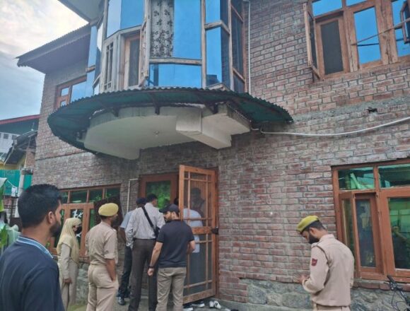raid-696x522 J&K Police Searches Underway At 10 Locations In Kashmir