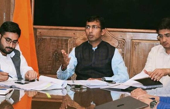 Div-Com-Kashmir-reviews-flood-preparedness-amid-inclement-weather-696x372 Diesel, LPG stocks sufficient, highway restoration work going on: Div Com Kashmir