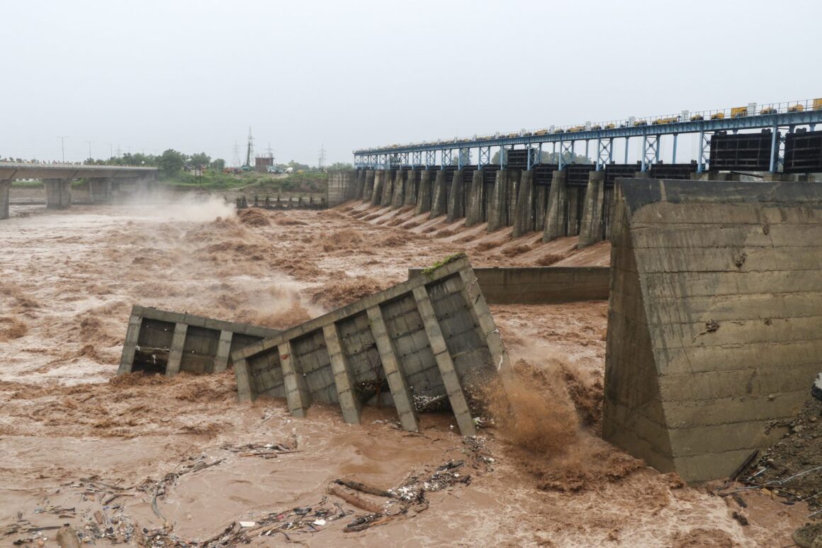 PTI08_27_2025_000027A-1-1536x1024 Portion of Madhopur Headworks barrage washes away, amid rise in the Tawi river water level due to heavy rainfall, in Jammu.