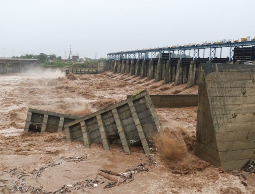 PTI08_27_2025_000027A-1-1536x1024 Portion of Madhopur Headworks barrage washes away, amid rise in the Tawi river water level due to heavy rainfall, in Jammu.