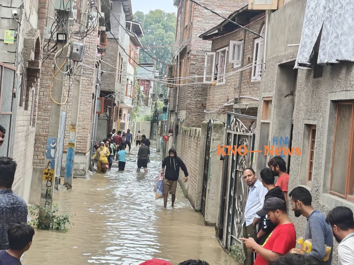 Jhelum floodwaters enter Kursu Rajbagh lanes, panic among residents