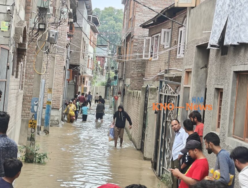 Jhelum floodwaters enter Kursu Rajbagh lanes, panic among residents