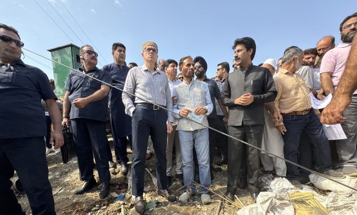 IMG_1820-696x419 CM Omar Abdullah Visits Flood-Hit Anantnag Areas To Asses Damage