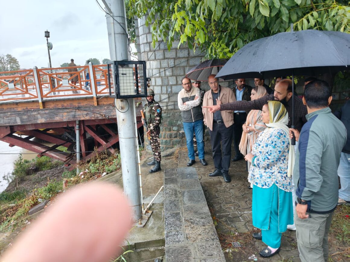 Health Minister, Advisor to CM visit Irrigation and Flood Control Room Rambagh; review prevailing flood situation
