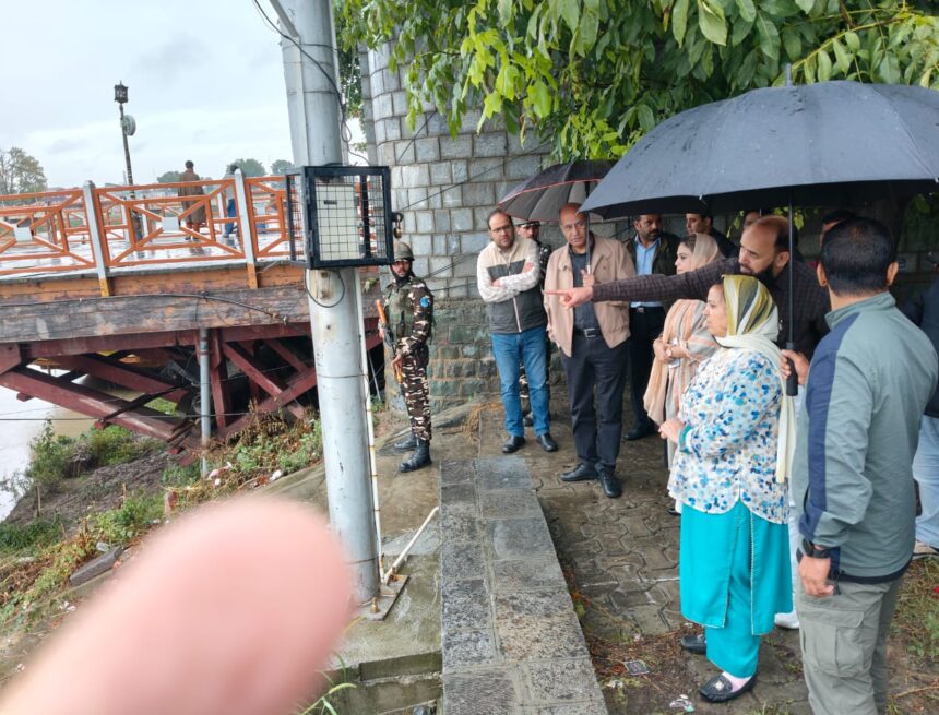 Health Minister, Advisor to CM visit Irrigation and Flood Control Room Rambagh; review prevailing flood situation