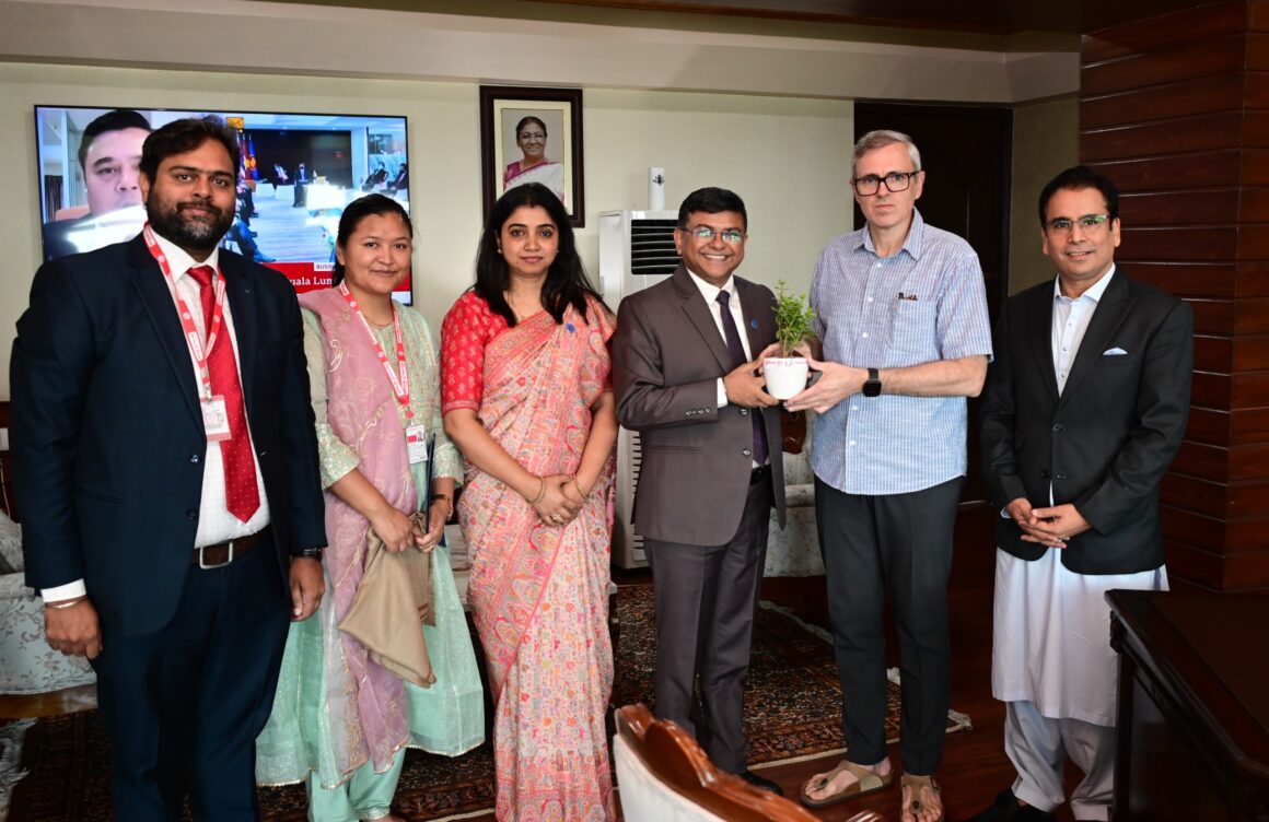 Union Bank of India donates ₹1 crore towards flood relief, presents cheque to CM