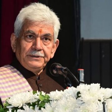LG Manoj Sinha Pays Tribute to Bravehearts Martyred in Kulgam