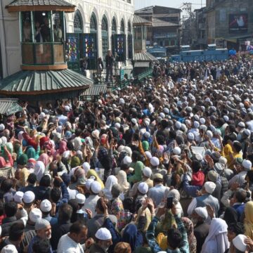 Thousands throng Dastgeer Sahab shrines (RA) on Friday following