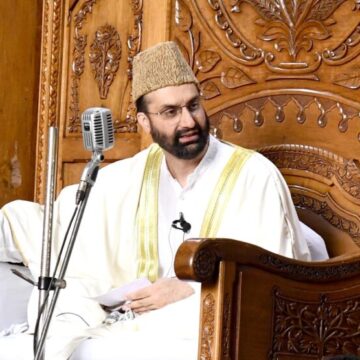 Mirwaiz Pays Glowing Tributes to Sheikh-ul-Alam (RA) on Urs; Announces Sermon at Charar-e-Sharief Next Friday
