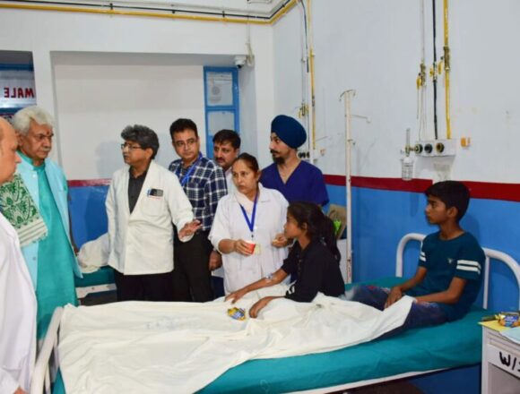 GPsrc8LaQAAZdyq-860x573 Nowgam Blast: LG Sinha visits injured at hospital