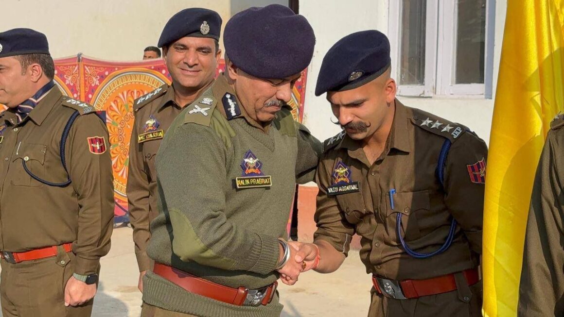 “Maintain Highest Alert Levels”: DGP Nalin Prabhat Conducts Security, CT Review in Bandipora