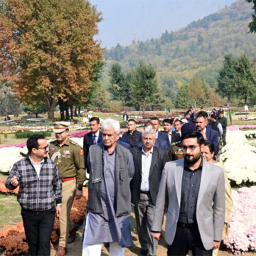 Manoj Sinha visits Valley’s first Chrysanthemum theme garden