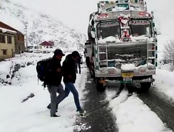 Drass-1 Snowfall Renders Matayan–Kharboo Road Slippery, Vehicles Skid Near Drass