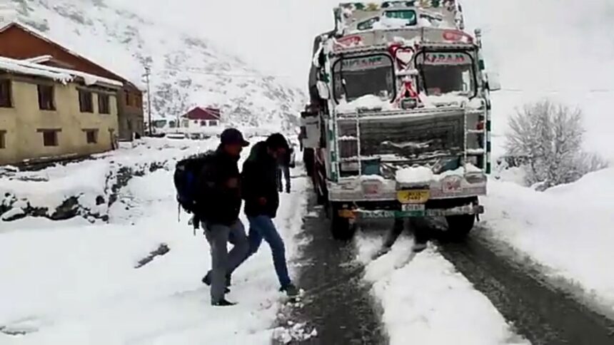 Snowfall Renders Matayan–Kharboo Road Slippery, Vehicles Skid Near Drass