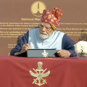 PM Modi pays tribute at National War Memorial as R-Day celebrations begin