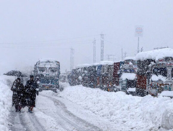 SNOW HIGH Snowfall Keeps Srinagar–Jammu Highway Shut for Third Day, Restoration Efforts Underway