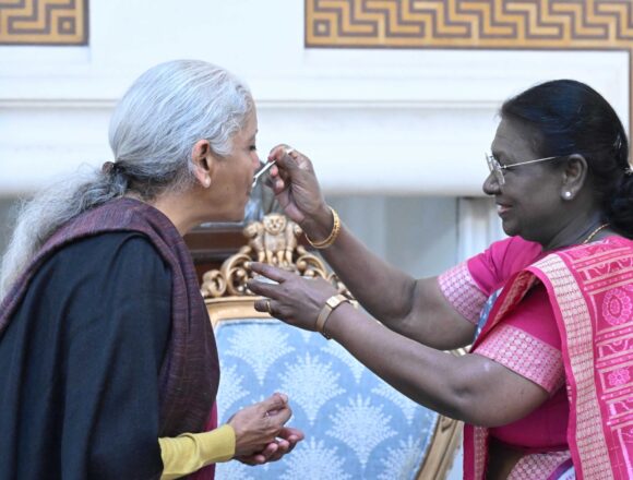 HADBDKyawAAGlEk-scaled FM Sitharaman Meets President For A Customary Pre-Budget Presentation Meeting