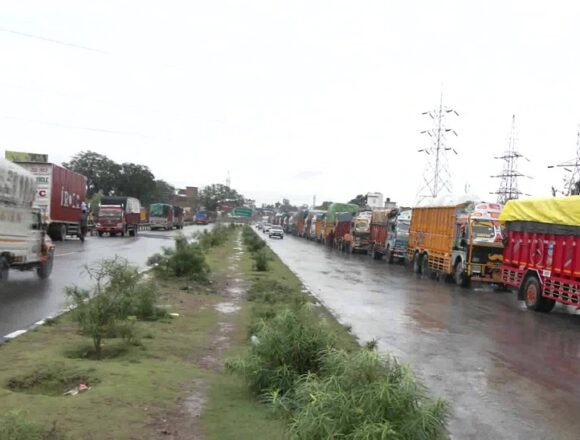 HIGHWAY CLOSCED Jammu-Srinagar highway closed after landslide in Ramban, vehicles stranded