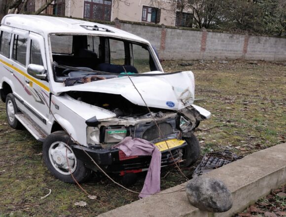 Nine Hurt as Vehicle Crashes into Tree in South Kashmir’s Tral, Four Referred to Srinagar