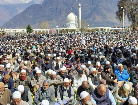 Thousands Offer Jumat-ul-Vida Prayers at Hazratbal Shrine as Authorities Disallow Congregation at Jamia Masjid