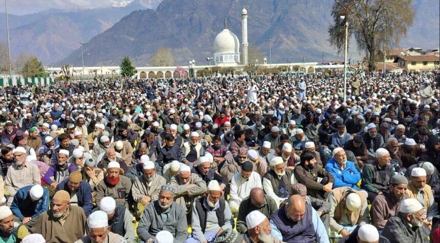Thousands Offer Jumat-ul-Vida Prayers at Hazratbal Shrine as Authorities Disallow Congregation at Jamia Masjid
