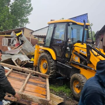 Srinagar Police Demolish Illegal Structure Linked to Alleged Drug Network